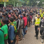 Tampak ribuan Bonek yang antre untuk membeli tiket di GOR Delta Sidoarjo.