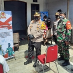 Kapolres Kediri Kota AKBP Wahyudi saat mengecek pelaksanaan vaksinasi door to door di Desa Puhrubuh, Kecamatan Semen, Kabupaten Kediri. foto: ist.