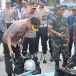 Kapolres Gresik AKBP Kusworo Wibowo saat meninjau posko pengungsian korban banjir. foto: ist