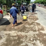 URC Bima DPUTR Gresik ketika melakukan tambal sulam Jalan Mayjen Sungkono, Kebomas. foto: Syuhud/ bangsaonline.com