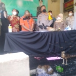 Kapolres Pelabuhan Tanjung Perak didampingi anggota saat gelar rilis pers.