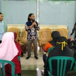 Khusnul Arif (pegang mik) dan Nurhadi (kanan) saat sosialisasi pengawasan pangan kepada pelaku UMKM di Ngadiluwih, Kediri. Foto: Ist.