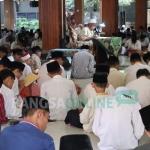 Aktivitas para santri Ponpes Tebuireng saat mengaji kitab kuning. Pengajian ini juga diikuti masyarakat umum dari berbagai daerah. foto: RONY S/ BANGSAONLINE