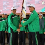 Penyerahan bendera kontingen oleh Bupati Fathul Huda kepada Ketua KONI Tuban Mirza Ali Mansyur.