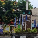 APK yang dipasang caleg dan parpol di sekitar Masjid Agung Gresik, Jalan Dr. Wahidin S.H., Kebomas. Foto: Ist.