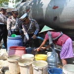 Pendistribusian air bersih yang dilakukan Satlantas Polres Ngawi.