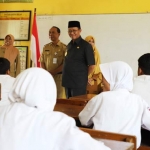 Bupati Tuban Fathul Huda saat meninjau USBN di salah satu SD.