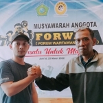 M Taufik (Kiri) dan Eko Wibowo Yudho saat serah terima jabatan Ketua Forum Wartawan Sidoarjo.