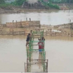 Pekerja proyek Jembatan Kacangan memasang anyaman bambu untuk pemasangan paku bumi dan cor pancang. Foto: SYUHUD/ BANGSAONLINE