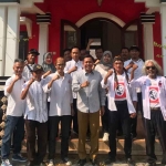 Relawan Projo Ganjar Ngawi bersama ketua DPC PDIP Ngawi saat foto bersama di Kantor DPC PDIP Ngawi, Selasa (17/10/2023).