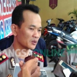 Kapolres Pamekasan AKBP Nowo Hadi Nugroho menjawab pertanyaan wartawan. 