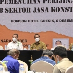 Sekretaris Daerah (Sekda) Kabupaten Gresik, Achmad Washil, bersama Agus Gendroyono saat pembukaan sosialisasi standar pemenuhan perizinan berusaha sub sektor jasa konstruksi. Foto: SYUHUD/ BANGSAONLINE