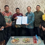 Jajaran Kanwil Kemenkumham Jatim bersama SMAN 4 Surabaya saat menunjukkan nota kesapahaman.