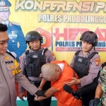 Kapolres Wisnu bersama Dandim saat menggelar Pres Rilis di Mapolres. (foto : Andi Sirajudin/BANGSAONLINE.com)