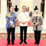 Khofifah dan Rektor Unair saat bertemu Presiden Jokowi.