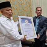 Pengasuh Pondok Pesantren Amanatul Ummah, Prof. Dr. KH. Asep Saifuddin Chalim menerima piagam penghargaan sebagai Tokoh Pendidikan Islam Kultural Jatim 2021 dari Direktur Eksekutif ARCI bertempat di IKHAC, Bendungan Jati, Sabtu (8/5).