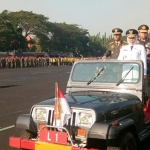 Gubernur Jawa Timur Khofifah Indar Parawansa bersama Kapolda Jawa Timur Irjen Pol Luki Hermawan dan Pangdam V Brawijaya Mayjen TNI Wisnoe Prasetja Boedi saat cek pasukan Apel peringatan HUT Bhayangkara ke-73.