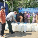 Penyerahan bantuan air bersih di Desa Kunjorowesi, Kecamatan Ngoro, Kabupaten Mojokerto.