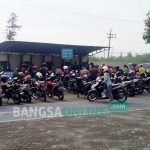 Tampak halaman parkir Samsat Jombang dipenuhi kendaraan bermotor. foto: ROMZA/ BANGSAONLINE