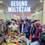 Gubernur Jatim Khofifah Indar Parawansa memotong tumpeng saat meresmikan gedung Multazam RSUD Haji. Foto: DEVI FITRI AFRIYANTI/ BANGSAONLINE