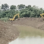 Suasana saat 3 operator alat berat tengah bekerja mengeruk endapan Kali Lamong di wilayah Gresik. Foto: Ist