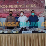 Polres Sampang saat mengekspose barang bukti dari beberapa kasus. Foto: MUTAMMIM/BANGSAONLINE.com