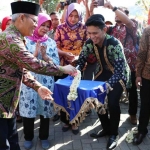 Bupati Kediri, dr. Hj. Haryanti Sutrisno didampingi Wakil Bupati Masykuri saat membuka festival Kelud 2018. foto: Dinas Kominfo