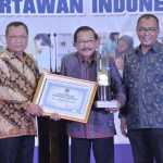 Pakde Karwo saat menerima Anugerah Prapanca Agung.