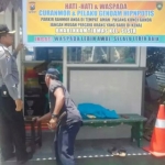 Bhabinkamtibmas Kelurahan Sisir Polsek Batu Kota memasang banner imbauan kamtibmas di parkir Masjid An Nur Jl. Gajahmada Kelurahan Sisir, Kecamatan Batu, Kota Batu.