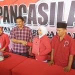 Fatmawati saat mendaftarkan diri sebagai bakal calon wakil wali kota di PDI Perjuangan.