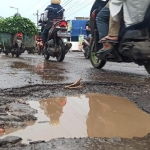 Jalan Raya Becirongengor, Kecamatan Wonoayu, salah satu ruas jalan yang langganan rusak saat musim hujan tiba.