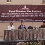 Wakil Bupati Pamekasan, RB Fattah Jasin, saat membuka rapat Koordinasi dan Sosialisasi Persiapan Pembentukan Badan Ad Hog Pemilu 2024.