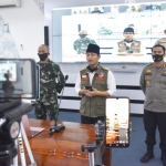 Bupati Arifin saat menggelar konferensi pers secara virtual dari Smart Center Pendopo Trenggalek. foto: HERMAN/ BANGSAONLINE