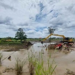 DPUTR Gresik melakukan perbaikan tanggul jebol di Desa Beton, Kecamatan Menganti. Foto: Ist.