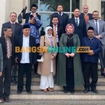 Prof Dr KH Asep Saifuddin Chalim, MA, dan rombongan foto bersama dengan Dr Reham Abdullah Salamah Nasr, Direktur Utama Al-Azhar Observatory for Combating Extremism dan stafnya, di kantornya, Kairo, Mesir, Rabu (11/1/2023). Foto: BANGSAONLINE