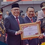 Sekjen Kementerian ATR/BPN, Suyus Windayana, saat menerima penghargaan.