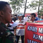 Warga Desa Bulurejo, Benjeng, saat demo di depan kantor PT Kaha Global Group.