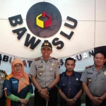 Kapolres Pasuruan AKBP Raydian Kokrosono, S.I.K,. didampingi Ketua Panwaslu Achmari S. Pd.I., dan dua perwira Polres Pasuruan juga ikut mengecek kantor siding. foto: ANDY F/ BANGSAONLINE