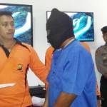 PASRAH. Pelaku inisial IS (biru) pasrah saat di cecar pertanyaan oleh Waka Polres Bojonegoro, Kompol Ikhwanudin (orange) di hadapan sejumlah awak media. Foto: Eky Nurhadi/BANGSAONLINE