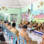 Wabup Bu Min dialog dengan warga saat ngantor di Desa Gredek. foto: SYUHUD/ BANGSAONLINE