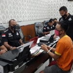 Tersangka saat menjalani pemeriksaan oleh Satreskrim Polres Lamongan. foto: TRIWI YOGA/ BANGSAONLINE.com 