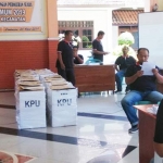 Proses penghitungan ulang di PPK Kecamatan Lamongan.
