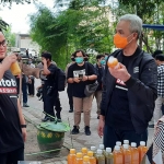 Gubernur Jawa Tengah, Ganjar Pranowo (kanan) bersama Calon Bupati Kediri Hanindhito Himawan Pramana, saat mencicipi jamu produksi UMKM. foto: MUJI HARJITA/ BANGSAONLINE