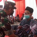 
Danrem 084/Bhaskara Jaya, Brigjen TNI Wijanarko, S.Sos memberikan bantuan kepada anak-anak yatim piatu. 