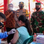 Kapolres Jombang AKBP Agung Setyo Nugroho  bersama forkopimda saat memantau vaksinasi di rumah ibadah. foto: AAN AMRULLAH/ BANGSAONLINE