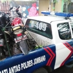 Dua kendaraan yang terlibat kecelakaan di Jalan Raya Tunggorono, Jombang sedang dievakuasi oleh petugas. Foto: RONY SUHARTOMO/BANGSAONLINE