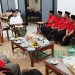 Pengurus DPC PDI-P Jombang saat silaturrahim di kediaman Pengasuh Ponpes Tebuireng Jombang, Minggu (1/10/2017). foto: ROMZA/ BANGSAONLINE