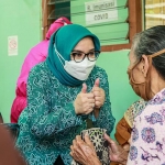 Ketua Tim Penggerak PKK Kota Surabaya, Rini Indriyani Eri Cahyadi saat menyapa salah satu lansia.