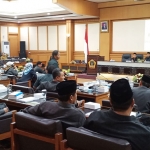 DPRD Gresik saat menggelar rapat, Selasa (21/4). foto: SYUHUD/ BANGSAONLINE