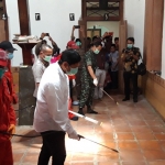 Wali Kota Kediri Abdullah Abu Bakar bersama Dandim 0809 Kediri dan Kapolres Kediri Kota saat ikut melakukan penyemprotan disinfektan di Masjid Ponpes Lirboyo, Kota Kediri. foto: MUJI/ BANGSAONLINE